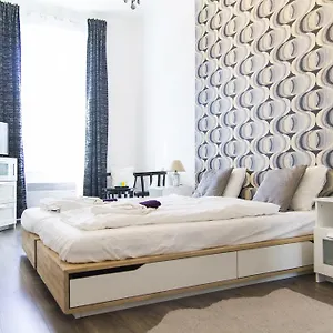 Bright 2br&ac At Astoria Apartment